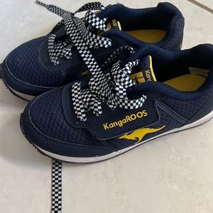 KangaROOS boys shoe navy with side pouch! Cool and very comfortable